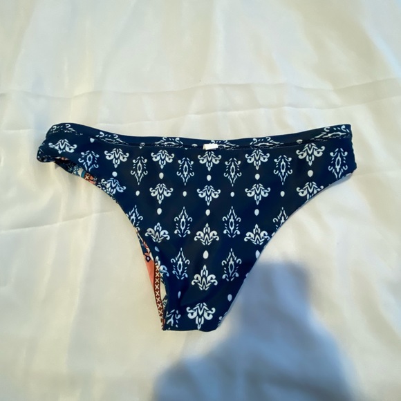 Reversible patterned bottoms! - Picture 3 of 5